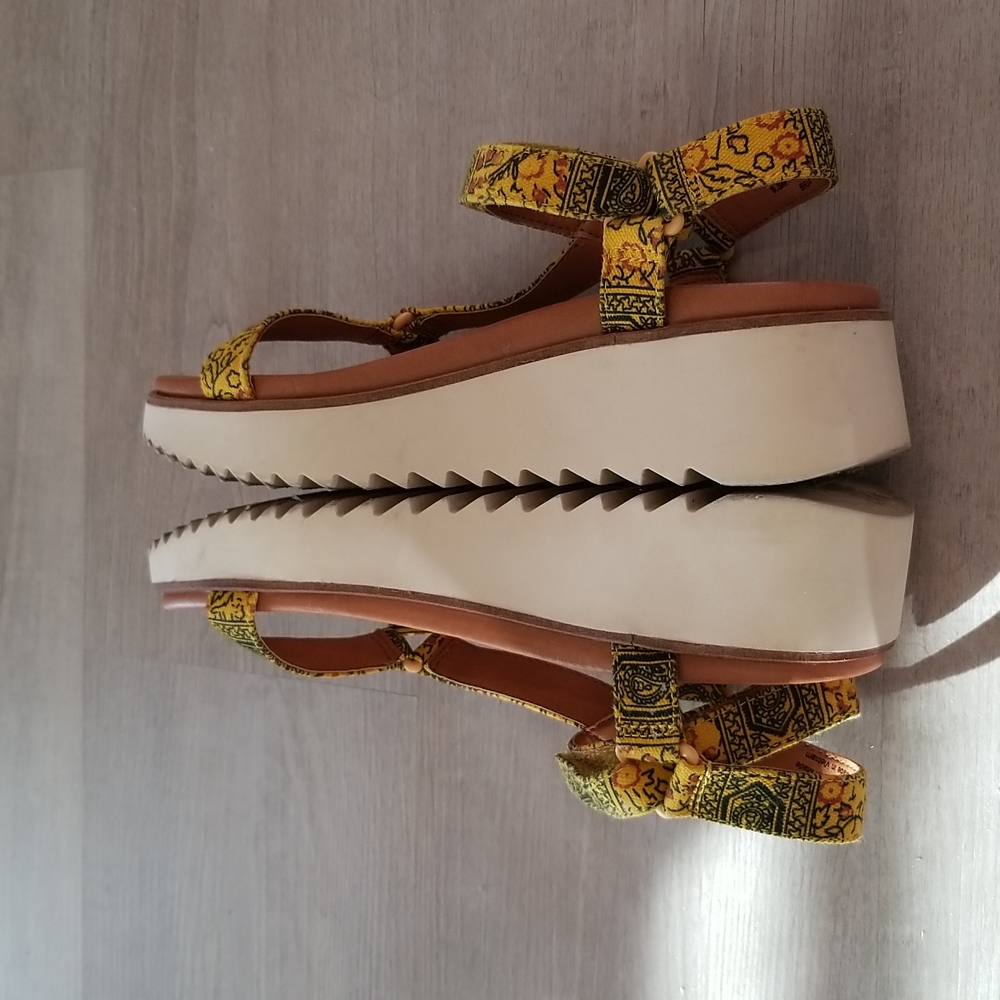 Zodiac Bria Wedge Sandal - Picture 11 of 13